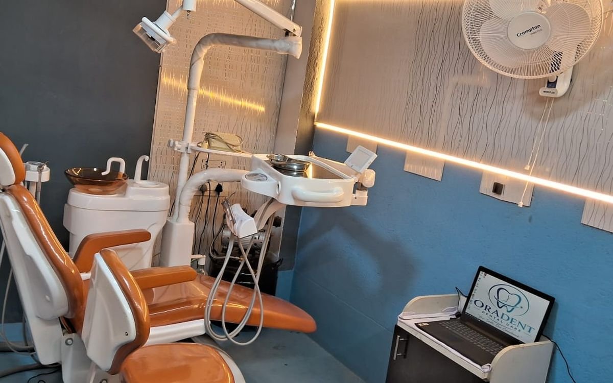 Treatment room at ORADENT Dental Care with a dental chair, overhead operating light, delivery unit and spittoon